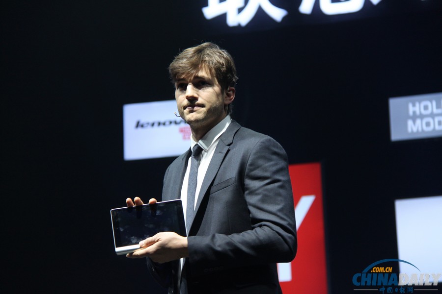 “喬布斯”庫徹亮相聯(lián)想新品發(fā)布會 跪地受聘