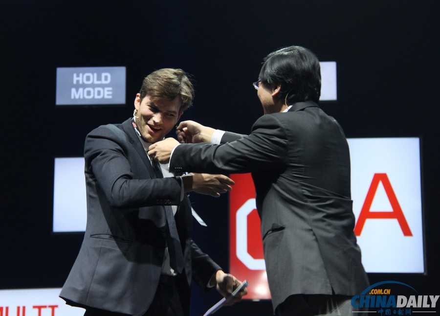 “喬布斯”庫徹亮相聯(lián)想新品發(fā)布會(huì) 跪地受聘