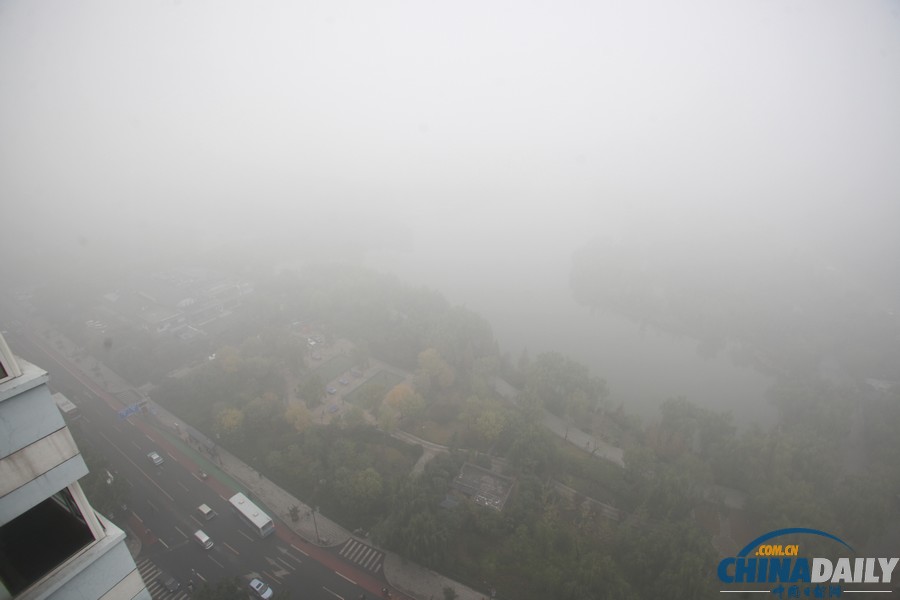 全國(guó)多地遭遇霧霾 大明湖成“白紙”一張