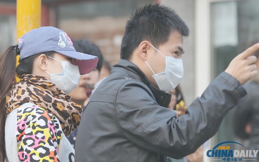 全國多地遭遇霧霾 大明湖成“白紙”一張