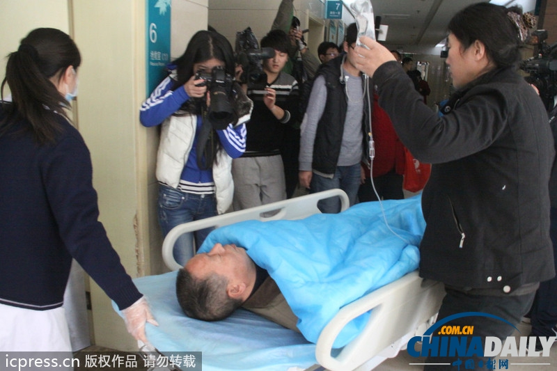 濟(jì)南地下管道爆炸掀翻路面 3人受傷