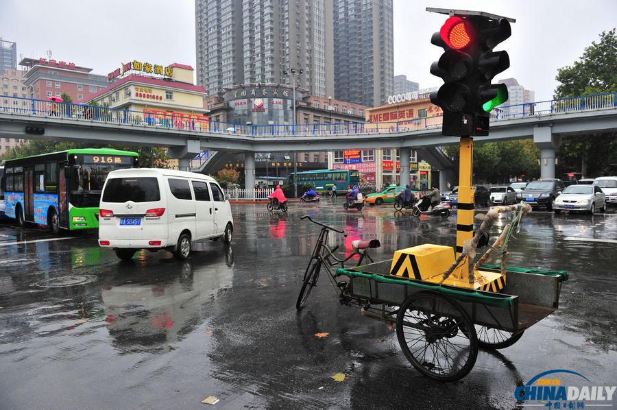 紅綠燈“坐”三輪車街頭執(zhí)勤