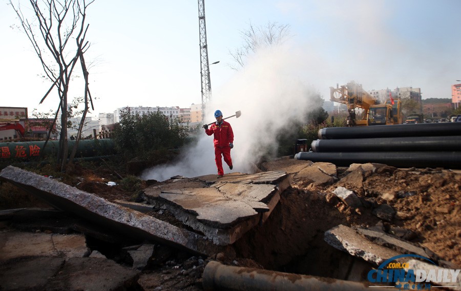 現(xiàn)場直擊：青島爆燃事故受災群眾排隊領餐