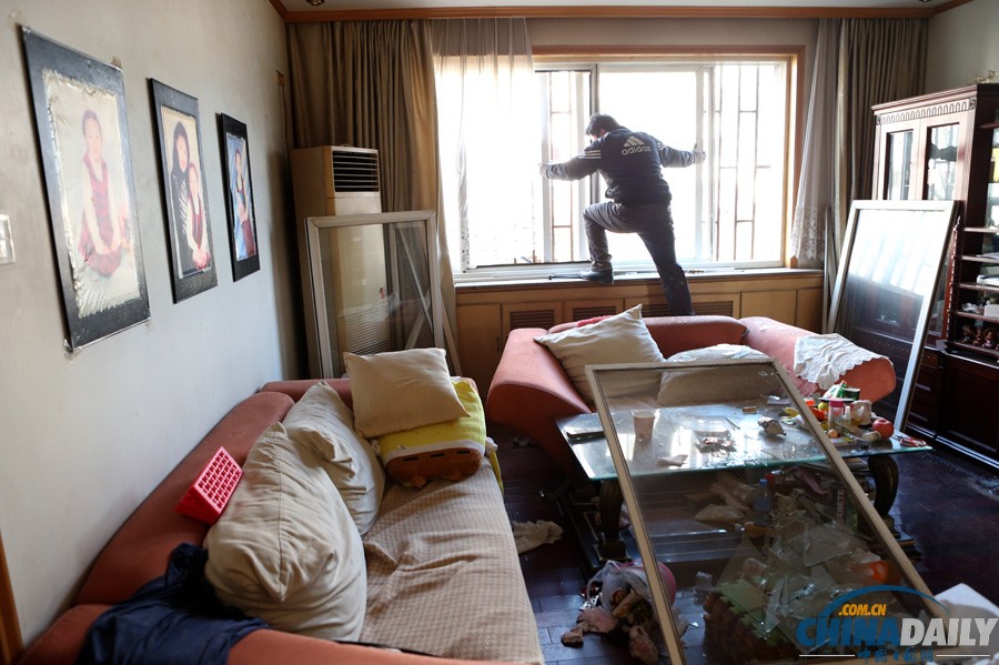 現(xiàn)場(chǎng)直擊：青島爆燃事故受災(zāi)群眾排隊(duì)領(lǐng)餐