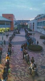 洗澡排隊(duì)等得無(wú)聊 單身學(xué)生談起“澡戀”