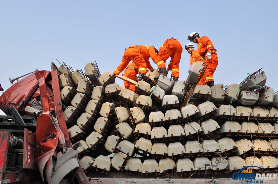 滬昆高速貴州境內(nèi)12車連環(huán)相撞 多人死傷