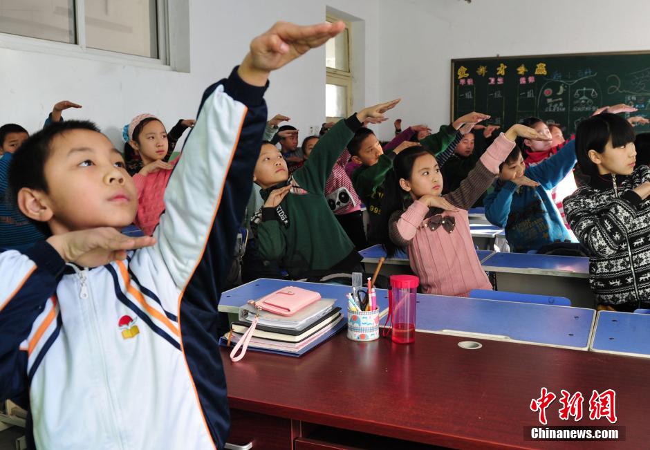 霧霾頻頻來(lái)襲 河北一小學(xué)獨(dú)創(chuàng)“防霾”武術(shù)健身操