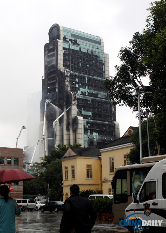 廣州建業(yè)大廈大火基本被撲滅 仍存塌樓風(fēng)險(xiǎn)