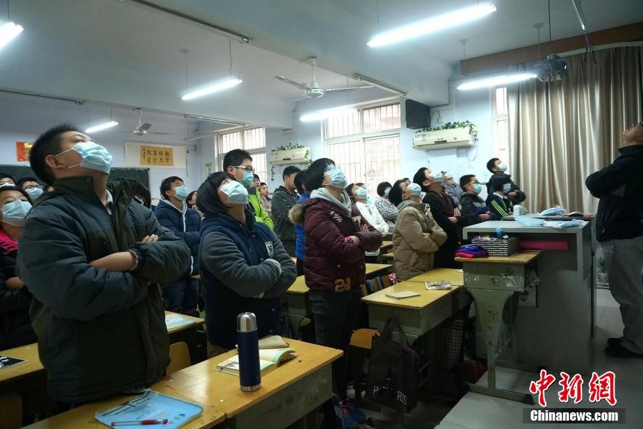 河南持續(xù)霧霾 學(xué)生戴口罩室內(nèi)做操