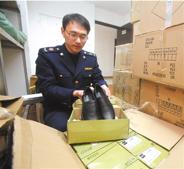 五星級(jí)酒店辦名牌特賣(mài)會(huì) 所售鞋子衣服均為假貨