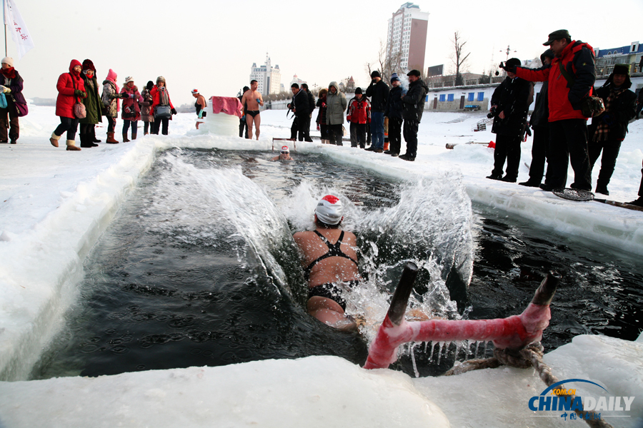 廣西冬泳愛好者黑龍江挑戰(zhàn)嚴(yán)寒