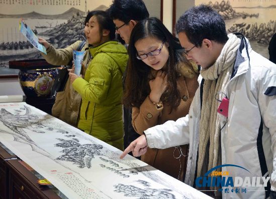 古稀老人舉辦“最愛秦皇島”國畫藝術(shù)展(組圖)