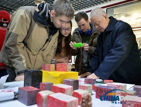 古稀老人舉辦“最愛秦皇島”國畫藝術(shù)展(組圖)