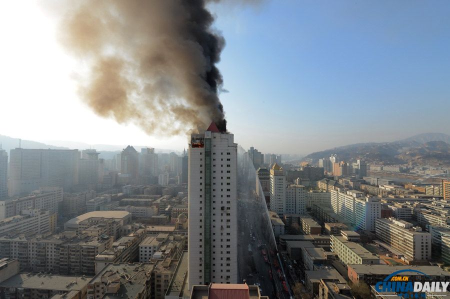 蘭州高層大廈發(fā)生火災(zāi)172名消防員撲救 傷亡不明