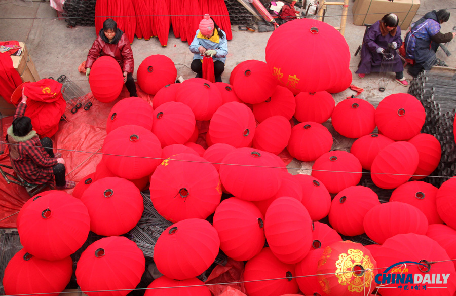 河南溫縣：村民趕制燈籠待過年