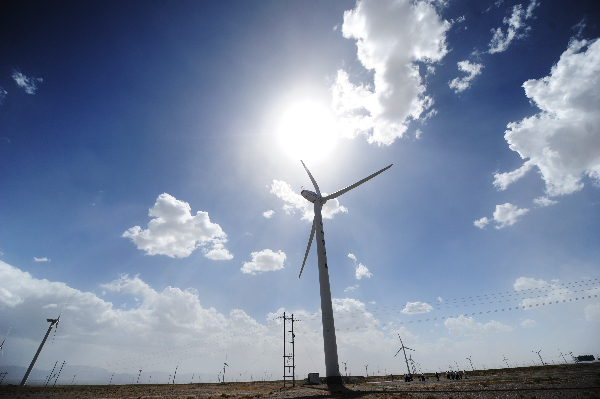 甘肅敦煌市大力開發(fā)“太陽光、自然風(fēng)”，全力打造新能源產(chǎn)業(yè)基地