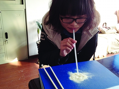 暗訪校門口另類零食像“白粉”似“手雷”堪憂