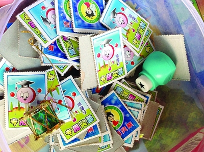 暗訪校門口另類零食像“白粉”似“手雷”堪憂