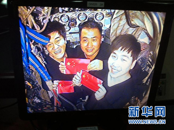 中國(guó)首次人工潛入300米深海“龍宮”探摸成功