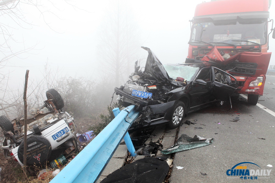 濃霧致滬渝高速公路荊州段22車連環(huán)追尾