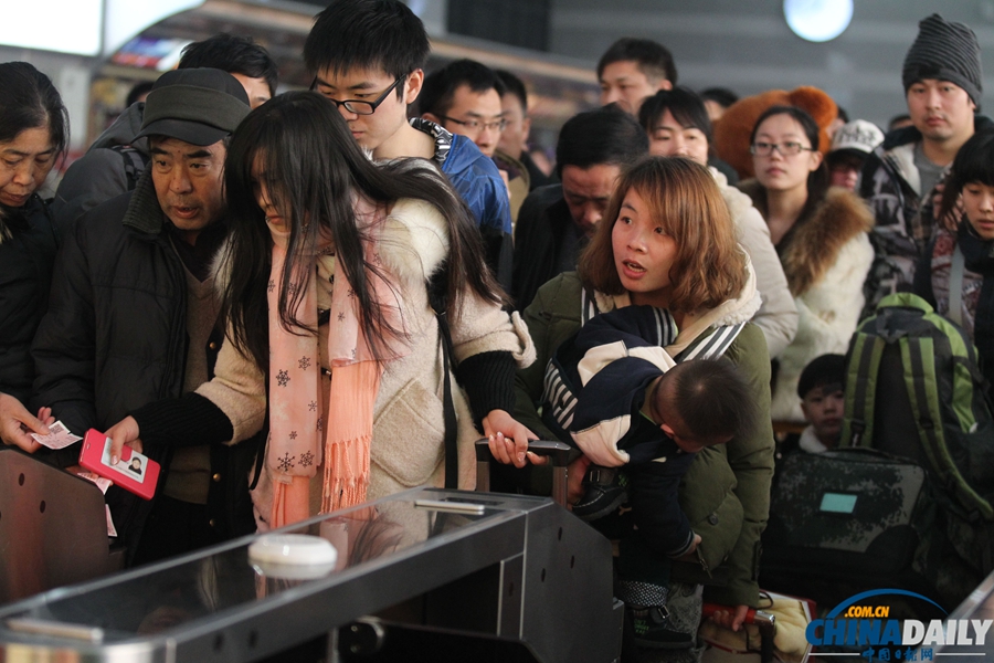 春運(yùn)首日北京遭遇霧霾 旅客因道路擁堵街邊下車
