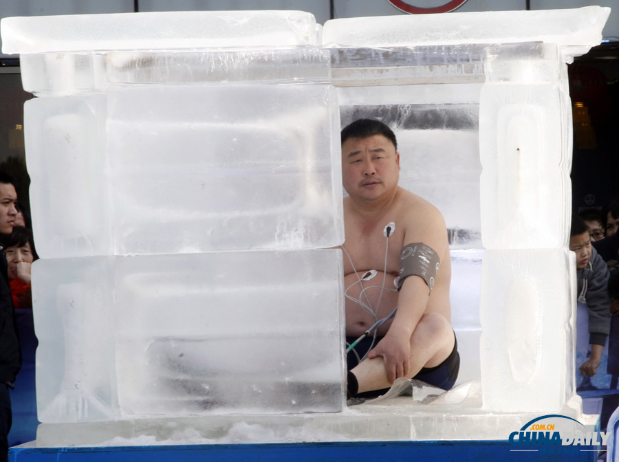 長沙舉辦“冰封活人48小時(shí)” 挑戰(zhàn)人類耐寒極限