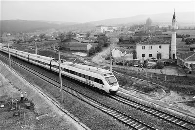 中國(guó)企業(yè)震驚海外：1夜架100根電線桿 當(dāng)?shù)厝?天7根