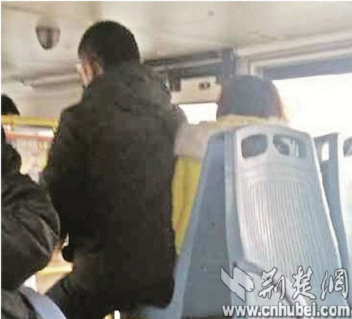 女子行李占座不肯讓 男子坐女孩腿上擠了一路(圖)