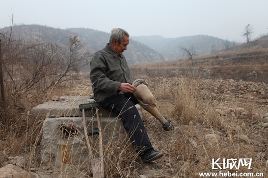 “無(wú)腿老兵”馬三?。簽樽訉O后代留下一片綠蔭