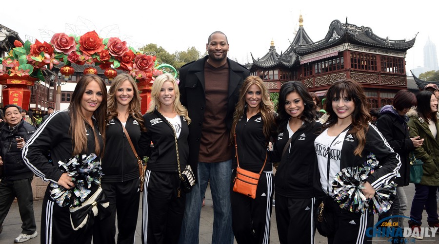 七屆NBA總冠軍球員羅伯特·霍里游覽上海城隍廟