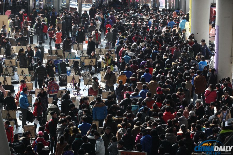 “巨無霸”考場8000余名藝考生同場競藝
