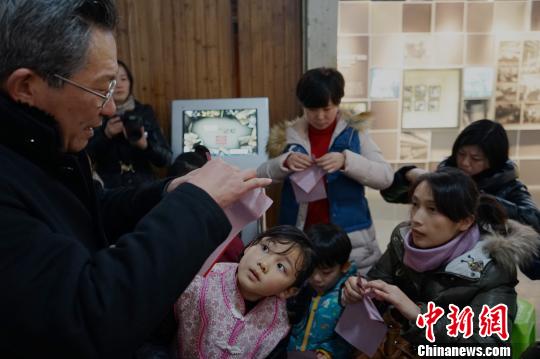 剪紙大師談傳統(tǒng)工美傳承：培養(yǎng)興趣從娃娃抓起