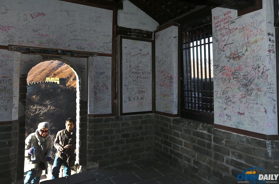 慕田峪長(zhǎng)城專設(shè)“涂鴉區(qū)” 游客可自由涂寫留名