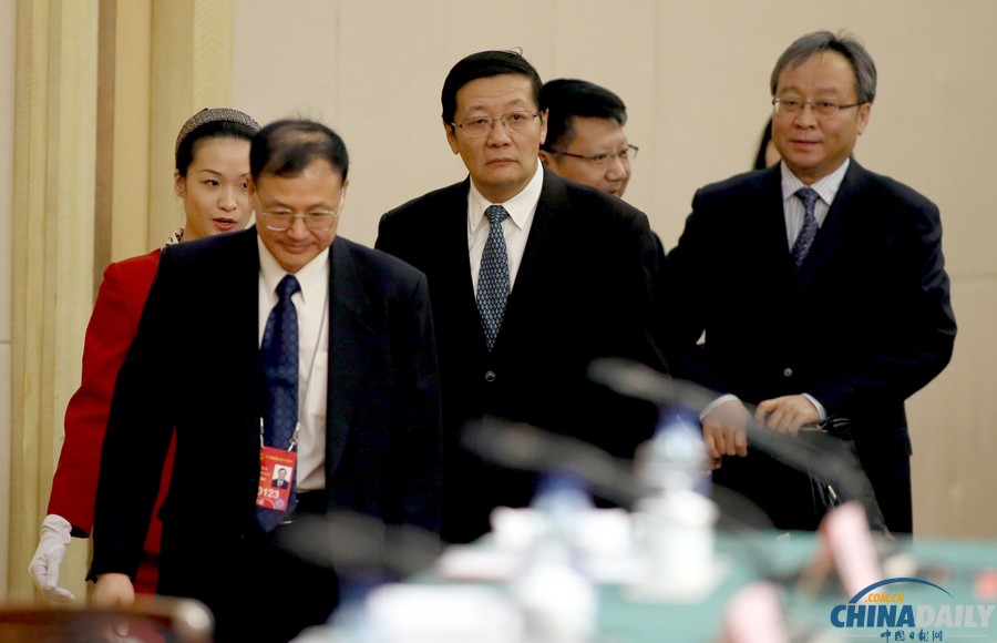 財(cái)政部部長(zhǎng)樓繼偉、副部長(zhǎng)張少春答記者問(wèn)