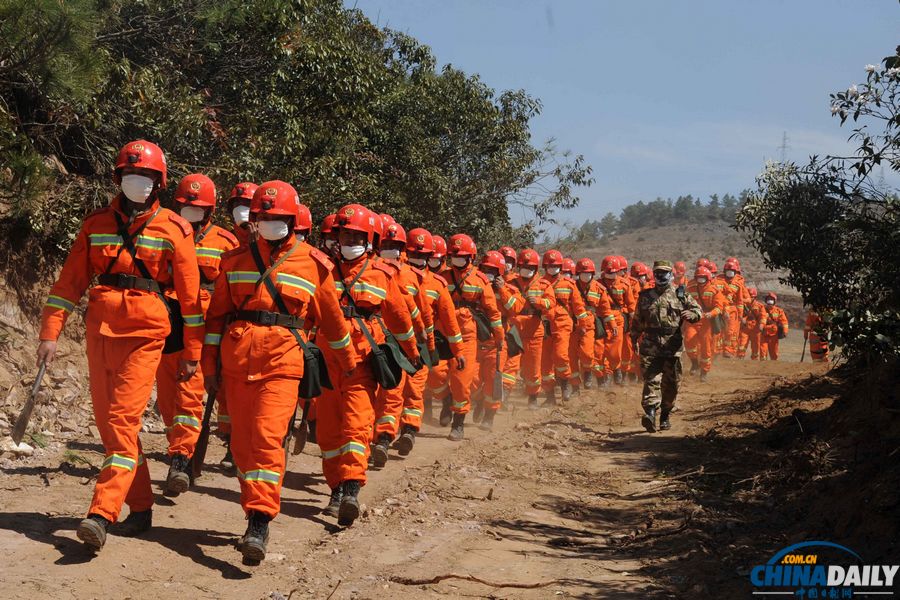 云南富民突發(fā)森林火災 200名武警撲滅明火