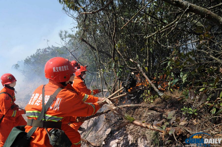 云南富民突發(fā)森林火災(zāi) 200名武警撲滅明火