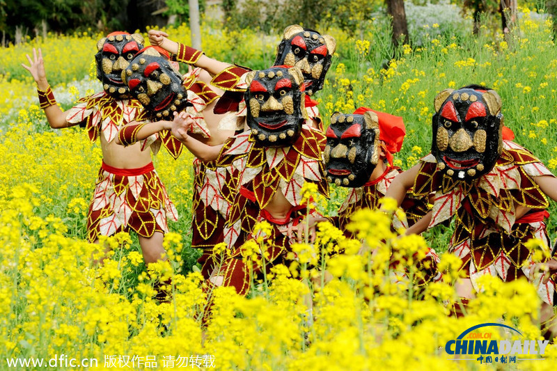 江西婺源：“儺娃”踩春 天人合一
