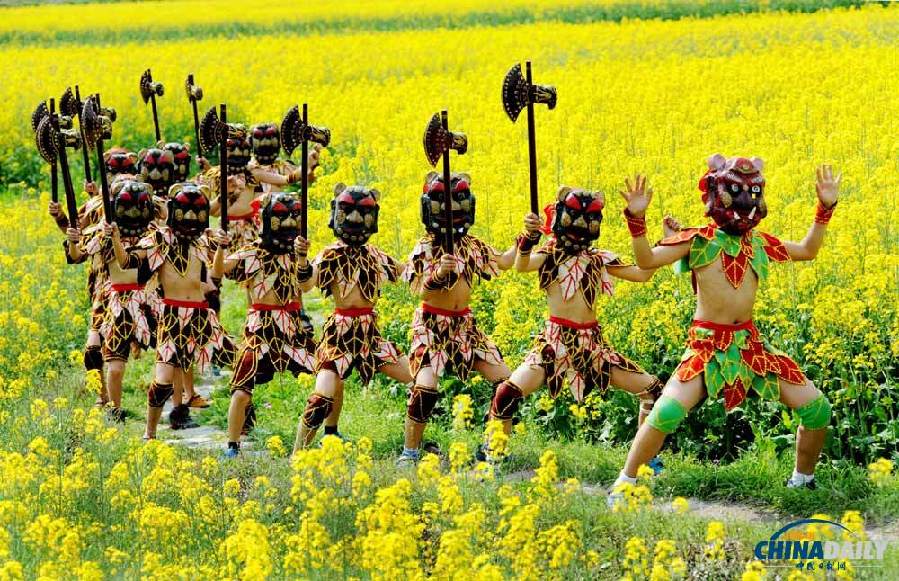 江西婺源：“儺娃”踩春 天人合一