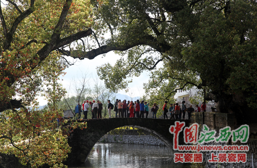 全國網(wǎng)媒記者探尋婺源嚴田千年古樟 觀看儺舞秀