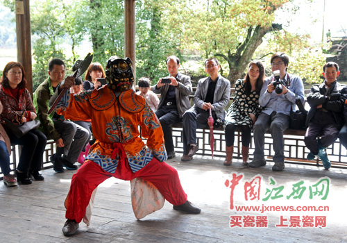 全國網(wǎng)媒記者探尋婺源嚴田千年古樟 觀看儺舞秀