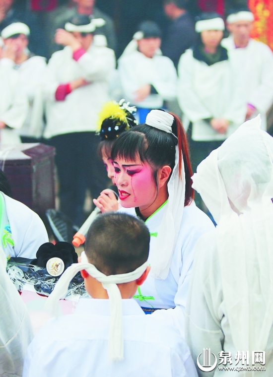 福建職業(yè)哭靈女 每月“哭”二十余場收入賽白領(lǐng)