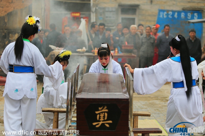 福建職業(yè)哭靈女 每月“哭”二十余場(chǎng)收入賽白領(lǐng)