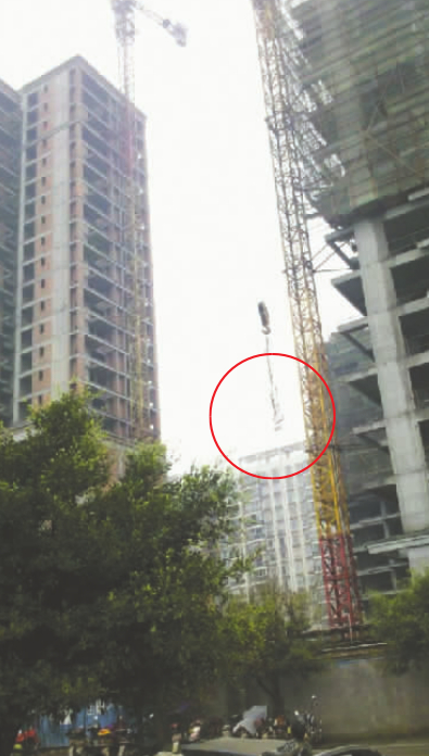 四川一工地工人被稱(chēng)“強(qiáng)悍吃貨” 開(kāi)塔吊買(mǎi)酸辣粉