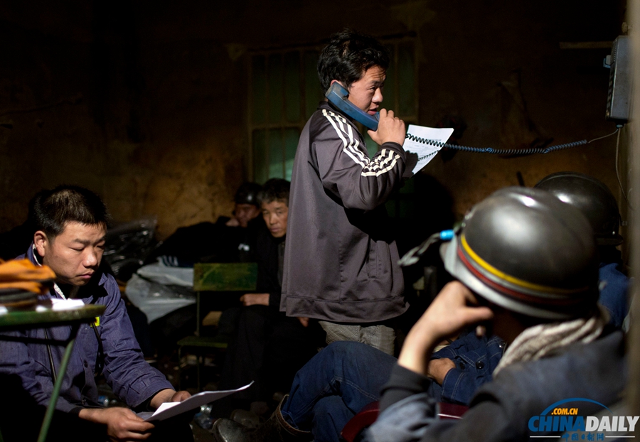 云南曲靖：礦難22人被困 聚焦第一個(gè)救援夜