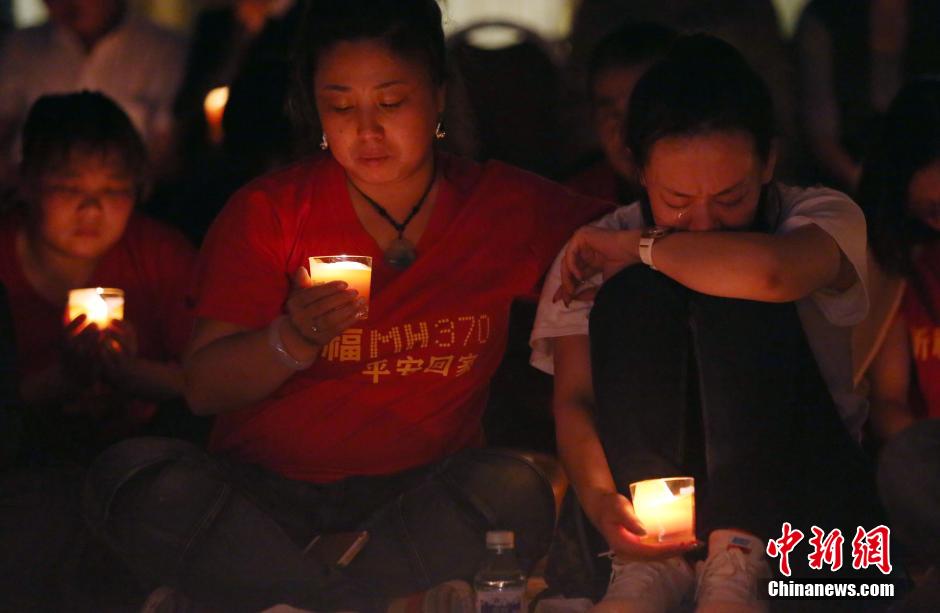 MH370航班失聯(lián)滿月 在京乘客家屬舉行祈?；顒?dòng)