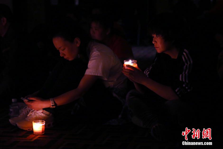 MH370航班失聯(lián)滿月 在京乘客家屬舉行祈?；顒?/></a></p>

<p>　　4月8日，乘客家屬祈福。當(dāng)日，馬航MH370航班失聯(lián)事件發(fā)生滿一個月，失聯(lián)乘客家屬在北京麗都飯店舉行祈福活動。中新社發(fā)韓海丹 攝</p>
</p>
</div>
</div>

<div   class=