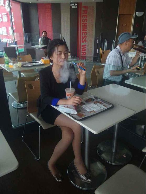 世界無(wú)煙日，鄭州一美女在肯德基抽煙思雷電子煙