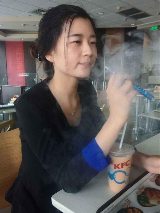 世界無(wú)煙日，鄭州一美女在肯德基抽煙思雷電子煙
