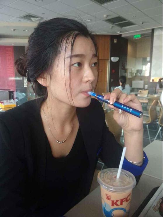 世界無(wú)煙日，鄭州一美女在肯德基抽煙思雷電子煙