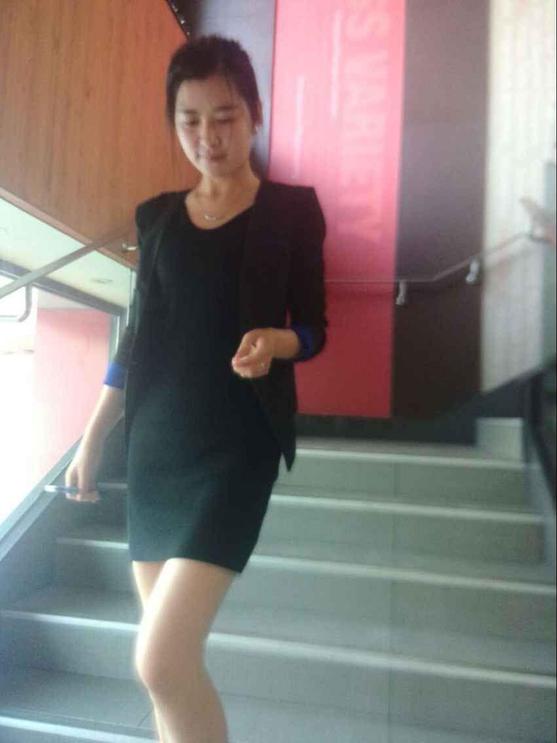 世界無(wú)煙日，鄭州一美女在肯德基抽煙思雷電子煙